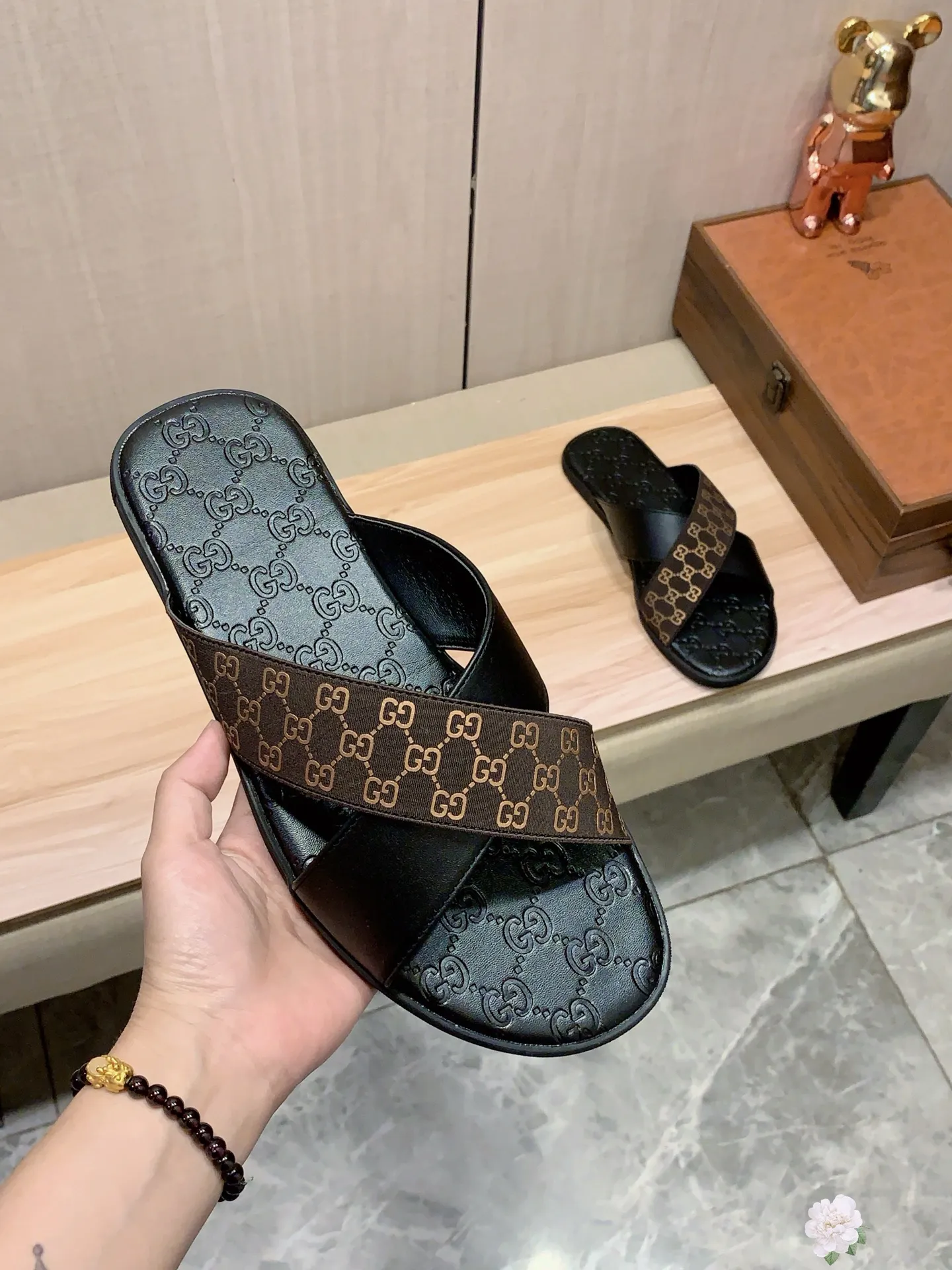 Slippers: New model: Factory price: 260💰💰🎩🎩🔥🔥《 Gucci* 》Series of slippers top purchasing agent🔍🔍Sold at the same time for men, original Italian imported webbing made of selected cowhide, exquisite workmanship,), sole: (super comfortable) original factory special sole, ⚠️exclusive double-layer movable molded sole super comfortable⚠️, real shot🎬the real thing is more beautiful🔍🔍266 regular code 38-44, can be ordered 45.